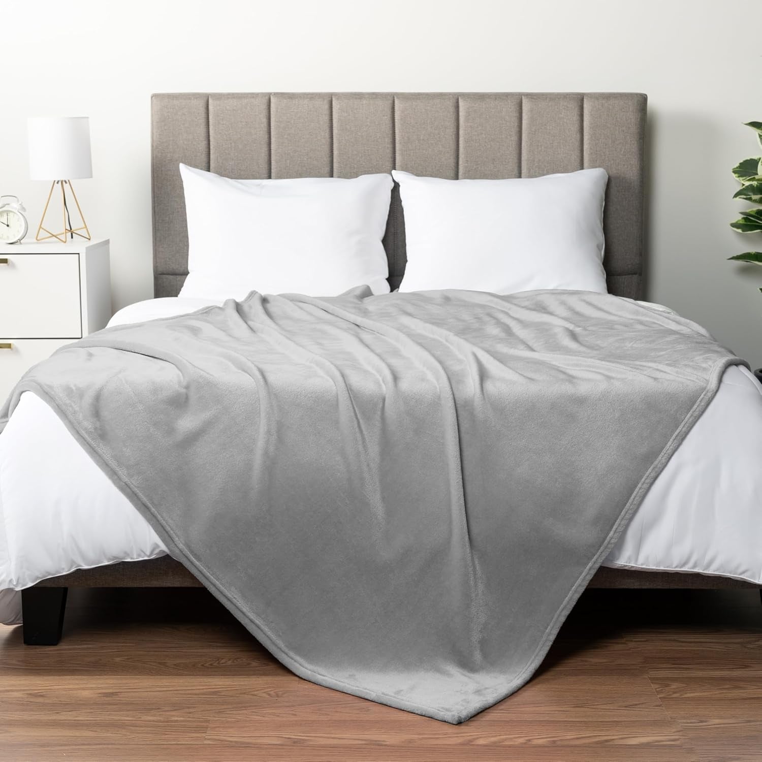Light Grey Fleece Throw Blanket for Couch, Silver Super Soft Fuzzy Flannel Throw for Sofa, Luxury Plush Microfiber Bed Blanket, Cozy Home Decorative Velvet Gift Blanket, 50X60